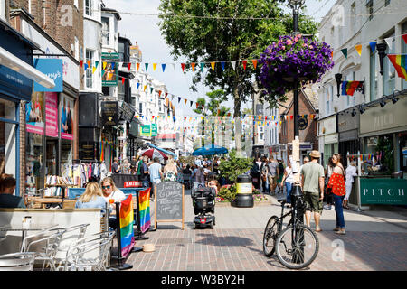 WORTHING, Royaume-Uni - Juillet 13, 2019 : aux personnes bénéficiant d'une journée dans la ville décorée pour Gay Pride Parade Banque D'Images