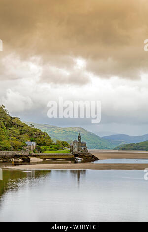 Coes Faen Hall (la tour de l'horloge) se trouve sur les rives de l'estuaire de Mawddach à Barmouth, Gwynedd, Pays de Galles, Royaume-Uni Banque D'Images