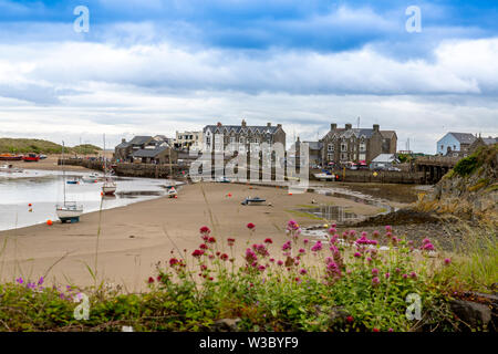 Le port à marée basse à Barmouth, Gwynedd, Pays de Galles, Royaume-Uni Banque D'Images