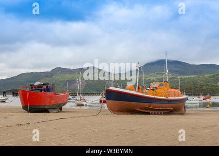 Un ancien bateau de sauvetage de la RNLI classe Watson se trouve sur le sable de l'eau dans l'estuaire de Mawddach à Barmouth, Gwynedd, Pays de Galles, Royaume-Uni Banque D'Images