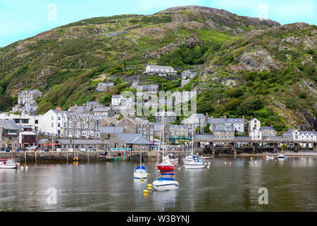 Les maisons en pierre se soulever la colline derrière le port à Barmouth, Gwynedd, Pays de Galles, Royaume-Uni Banque D'Images