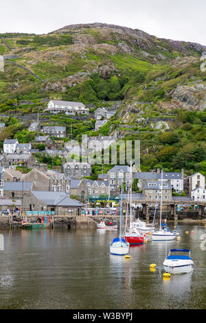 Les maisons en pierre se soulever la colline derrière le port à Barmouth, Gwynedd, Pays de Galles, Royaume-Uni Banque D'Images