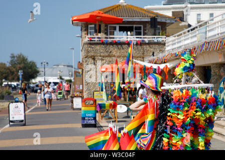 WORTHING, Royaume-Uni - Juillet 13, 2019 : aux personnes bénéficiant d'une journée dans la ville décorée pour Gay Pride Parade Banque D'Images