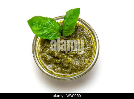 Vue de dessus de la sauce italienne Pesto ou bol de pesto de basilic isolé sur fond blanc Banque D'Images