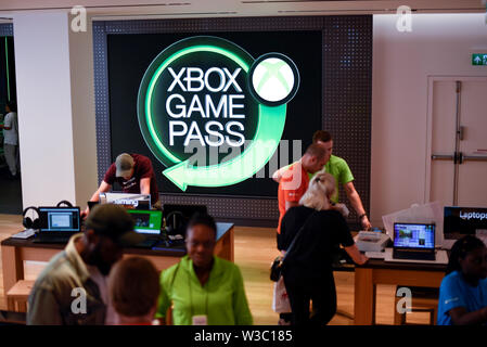 Londres, Royaume-Uni. 14 juillet 2019. Une présentation de la XBox Game Pass au nouveau Microsoft store à Oxford Circus, le premier magasin de détail physique au Royaume-Uni. Crédit : Stephen Chung / Alamy Live News Banque D'Images