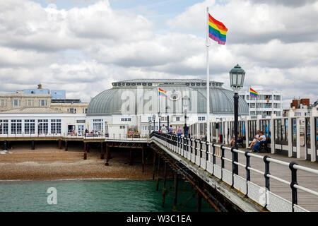 WORTHING, Royaume-Uni - Juillet 13, 2019 : jetée de Worthing est décorée de drapeaux arc-en-ciel à l'appui pour le diner en cas Banque D'Images