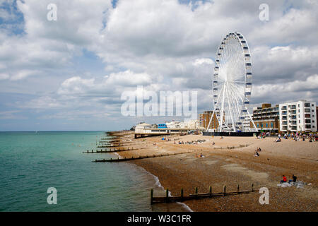 WORTHING, Royaume-Uni - Juillet 13, 2019 : venez profiter d'une journée sur la plage de galets de Worthing avec roue nouvellement ouvert Banque D'Images