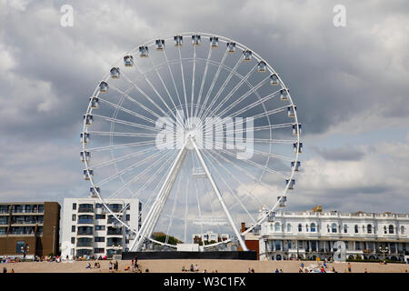 WORTHING, Royaume-Uni - Juillet 13, 2019 : venez profiter d'une journée sur la plage de galets de Worthing avec roue nouvellement ouvert Banque D'Images