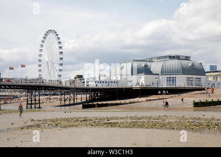 WORTHING, Royaume-Uni - Juillet 13, 2019 : venez profiter d'une journée sur la plage de galets de Worthing avec roue nouvellement ouvert Banque D'Images