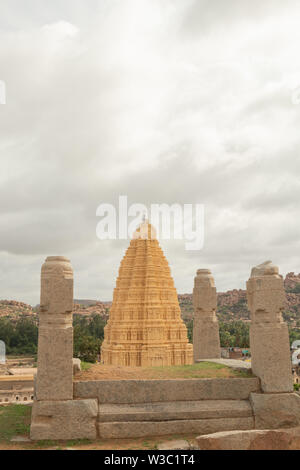 Temple hindou Virupaksha Gopuram capturés à Hemakuta Hill Banque D'Images