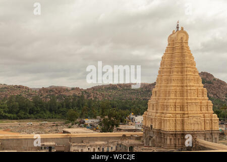 Temple hindou Virupaksha Gopuram capturés à Hemakuta Hill Banque D'Images