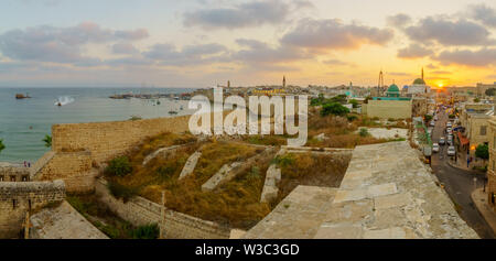 Vue panoramique vue du coucher de soleil avec des murs de la ville, et du port de pêche, dans la vieille ville d'Acre (Akko), Israël Banque D'Images