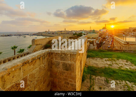 Vue du coucher de soleil avec des murs de la ville, et du port de pêche, dans la vieille ville d'Acre (Akko), Israël Banque D'Images