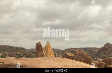 Temple hindou Virupaksha Gopuram capturés à Hemakuta Hill Banque D'Images