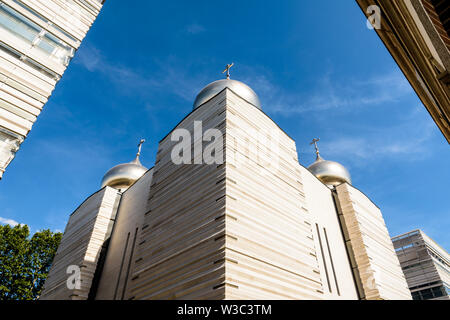 La cathédrale de la Sainte-trinité est une cathédrale orthodoxe moderne, surmonté de cinq dômes oignon d'or avec croix orthodoxe, a ouvert ses portes en 2016 à Paris, France. Banque D'Images