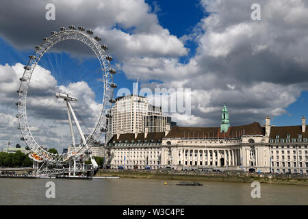 London Eye sur la Tamise, avec les touristes la queue à l'aventure de Shrek et aquarium Sea Life Centre London England Banque D'Images