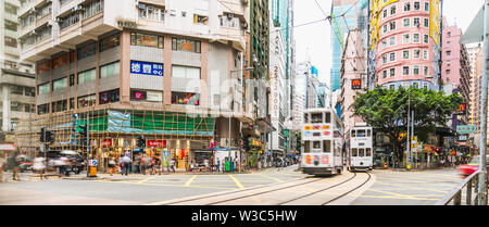 Wan Chai, Hong Kong - 4 Juil 2019 : vue panoramique sur les personnes et la circulation automobile transport dans toute intersection sur le chemin Johnston dans Wan Chai distric Banque D'Images