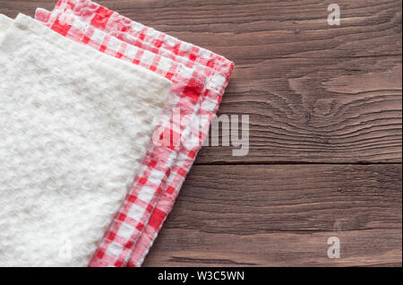 Pile de serviettes de cuisine sur fond de bois Banque D'Images