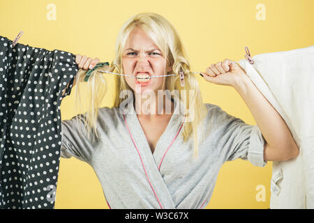 Maman multitâche. Effectuer différentes tâches ménagères. souligné retro femme au foyer. Vintage femme de ménage. Mère occupée. Femme au foyer ou femme de cares abo Banque D'Images