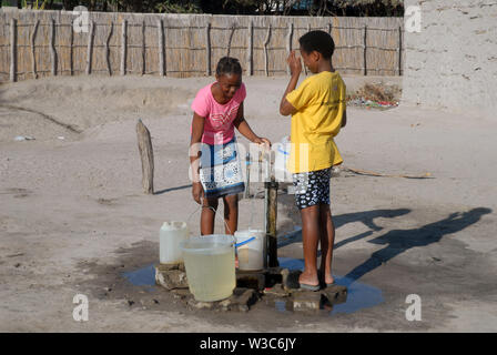 Deux filles collectant de l'eau, Mwandi, Zambie, Afrique. Banque D'Images