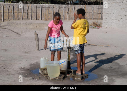 Deux filles collectant de l'eau, Mwandi, Zambie, Afrique. Banque D'Images