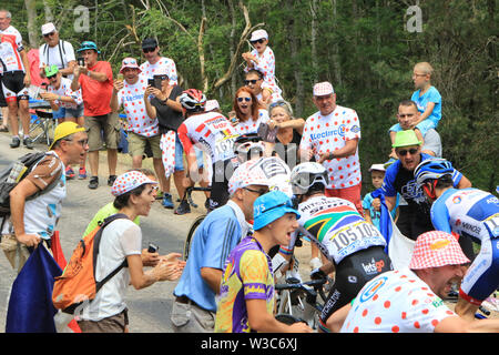 St Etienne, France. 14 juillet 2019. Tour de France en vélo, stage 9, Saint-Etienne à Brioude ; Tiesj Benoot (BEL) Lotto Soudal et Anthony Delaplace (FRA) Team Arkea, Daryl Impey, Mitchelton - Scott au mur (mur) d'Aurec-sur-Loire : Action Crédit Plus Sport Images/Alamy Live News Banque D'Images