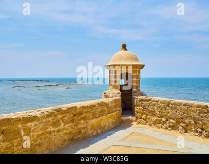 Cadix, Espagne - Juin 23, 2019. Guérite de du château de Santa Catalina. Cadix. L'Andalousie, espagne. Banque D'Images