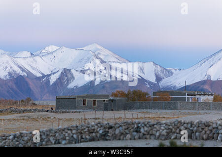 Paysage du soir de Merak (village situé dans la région de Pangong Lake) et de hautes montagnes vu depuis le village, Ladakh, Inde Banque D'Images