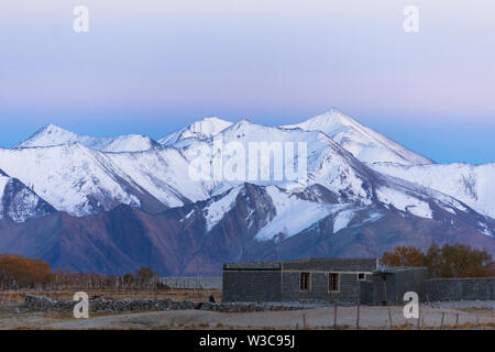 Paysage du soir de Merak (village situé dans la région de Pangong Lake) et de hautes montagnes vu depuis le village, Ladakh, Inde Banque D'Images