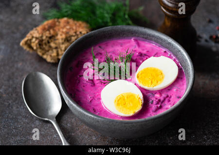 Froid savoureuse soupe de betteraves avec un œuf dans un bol. La cuisine polonaise, russe Banque D'Images
