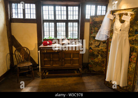 Exposition de mariage dans l'Eastgate House, une maison élisabéthaine remarquable pour son association avec l'auteur Charles Dickens, maintenant c'est un Banque D'Images