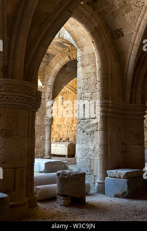 La vieille ville de Rhodes - arches gothiques dans la cour de l'hôpital historique Knight aujourd'hui Musée archéologique. Grèce Banque D'Images