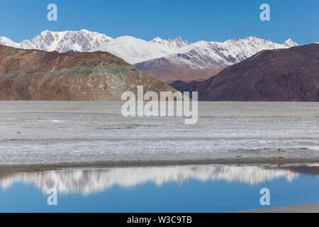 Paysage avec des montagnes et de l'eau réflexions dans le domaine de Pangong Tso - vu de la section entre l'homme et village Merak village, Ladakh, Inde Banque D'Images