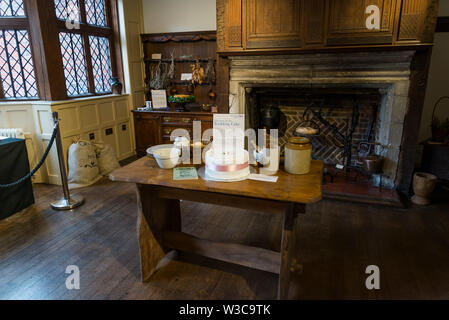 Exposition de mariage dans l'Eastgate House, une maison élisabéthaine remarquable pour son association avec l'auteur Charles Dickens, maintenant c'est un Banque D'Images