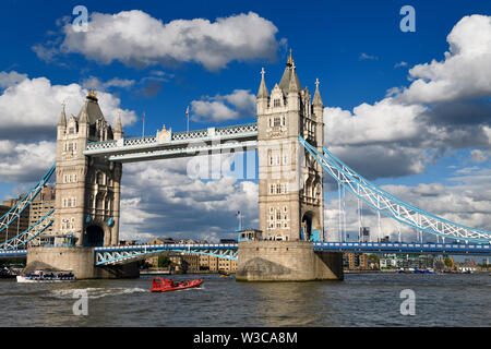 Tours en pierre double tour de pont sur la rivière Thames à London avec bleu et blanc suspension bridge et de haut niveau passerelle piéton et bascule Banque D'Images