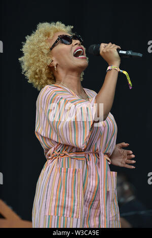 Glasgow, Royaume-Uni. 14 juillet 2019. Emeli Sande live en concert au Festival de musique TRNSMT sur la scène principale. Luke Pritchard est au premier plan. . Crédit : Colin Fisher/Alamy Live News Banque D'Images