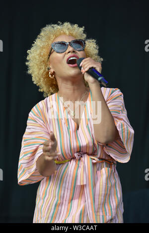 Glasgow, Royaume-Uni. 14 juillet 2019. Emeli Sande live en concert au Festival de musique TRNSMT sur la scène principale. Luke Pritchard est au premier plan. . Crédit : Colin Fisher/Alamy Live News Banque D'Images