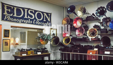 Début des phonographes inventée par l'Américain Thomas Alva Edison en 1877 sont en exposition à Fort Myers, Floride, USA, à sa succession d'hiver, qui est maintenant un musée historique tentaculaire où les visiteurs peuvent également voir d'autres grandes inventions d'Edison qui inclus les ampoules à incandescence et la motion photo appareil photo. Son phonographe initial utilisé un cylindre rotatif recouvert d'étain pour enregistrer et reproduire les sons. Plus tard modèles employés à revêtement de cire et les cylindres ont été équipés avec de grandes cornes pour amplifier le son. Banque D'Images