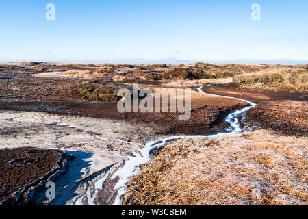 Le gel hivernal sur un plateau de landes au cours de l'hiver, Kinder Scout, Derbyshire Peak District, England, UK Banque D'Images