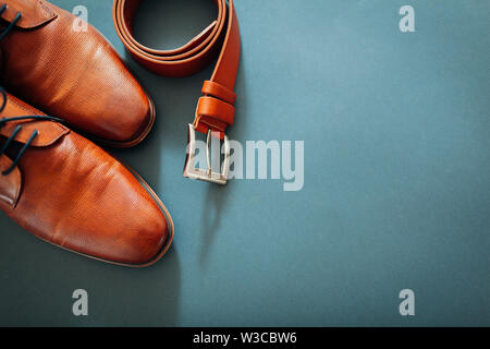Accessoires de l'homme d'affaires. Chaussures en cuir marron, ceinture, parfum, anneaux d'or. Mode masculine. Matin du marié Banque D'Images