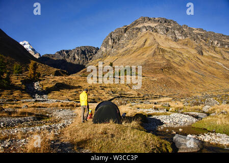 Camping dans les hautes Andes le long de la Cordillère Real Traverse, Bolivie Banque D'Images