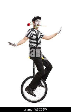 La longueur totale de la circonscription mime un monocycle avec une rose rouge dans sa bouche isolé sur fond blanc Banque D'Images