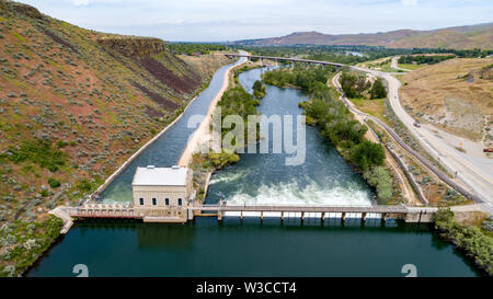 L'eau en cascade sur le sommet d'un barrage sur une rivière de l'Idaho Banque D'Images