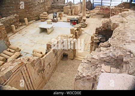 Ruines archéologiques à l'intérieur d'une maison résidentielle à Éphèse, Turquie Banque D'Images