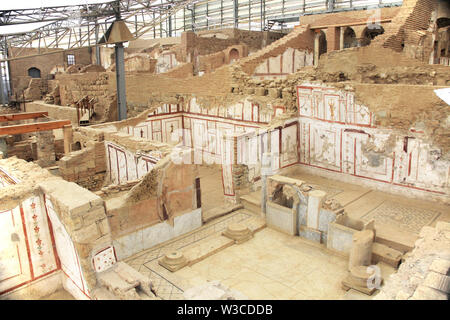 Ruines archéologiques à l'intérieur d'une maison résidentielle à Éphèse, Turquie Banque D'Images