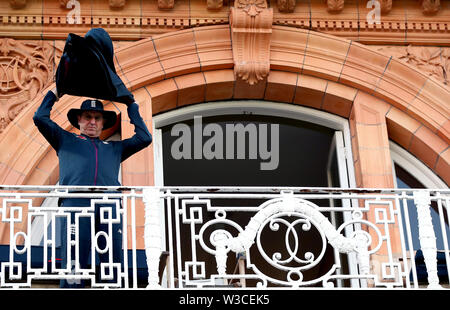 L'Angleterre, Trevor Bayliss après le match lors de la finale de la Coupe du Monde de CIC à Lord's, Londres. Banque D'Images
