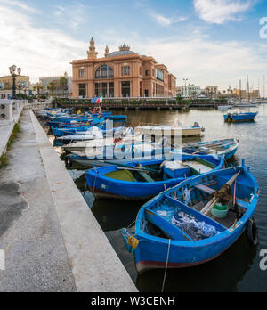 Vue panoramique à Bari avec le vieux port et Margherita Theatre, Puglia (Pouilles), Italie. Banque D'Images