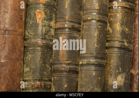 Vintage, livres anciens de poil sur la surface en bois dans des tons chauds de la lumière directionnelle. Focus sélectif. Banque D'Images