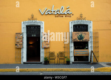 La façade de l'Immeuble avec café afficher leurs repas et froide le pulque (boisson fermentée à partir de l'agave) au centre-ville de Cholula, près de Puebla, au Mexique. Jun 2019 Banque D'Images