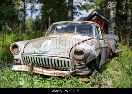 Ruines d'une voiture des années 1950 à Ylöjärvi, Finlande Banque D'Images